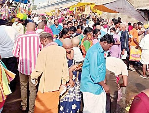 திருப்போரூர் கந்தசுவாமி கோயில் சரவணபொய்கை குளத்தில் தை அமாவாசையை ஒட்டி முன்னோருக்கு தர்ப்பணம் வழங்கிய பொதுமக்கள். (அடுத்த படம்) திருவள்ளூர் வீரராகவ பெருமாள் கோயிலில் தர்ப்பணம் வழங்க ஏராளமானோர் வந்திருந்தனர்.