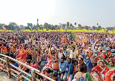 மேற்கு வங்கத்தின் கூச்பெகர் பகுதியில் நேற்று நடைபெற்ற பாஜக பிரச்சார கூட்டத்தில் மத்திய உள்துறை அமைச்சர் அமித் ஷா பங்கேற்று பேசினார். இதில் பெருந்திரளானோர் கலந்து கொண்டனர். படம்: பிடிஐ