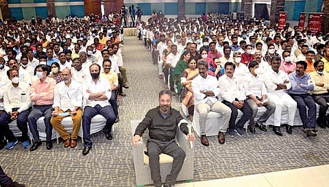 மக்கள் நீதி மய்யம் கட்சியின் முதல் பொதுக்குழுக் கூட்டம், சென்னை வானகரத்தில் உள்ள தனியார் திருமண மண்டபத்தில் கட்சியின் தலைவர் கமல்ஹாசன் தலைமையில் நேற்று நடைபெற்றது. துணைத் தலைவர் மகேந்திரன், பொதுச் செயலாளர்கள் சந்தோஷ் பாபு, மவுரியா உள்ளிட்ட 850 உறுப்பினர்கள் இதில் பங்கேற்றனர்.படம்: பு.க.பிரவீன்