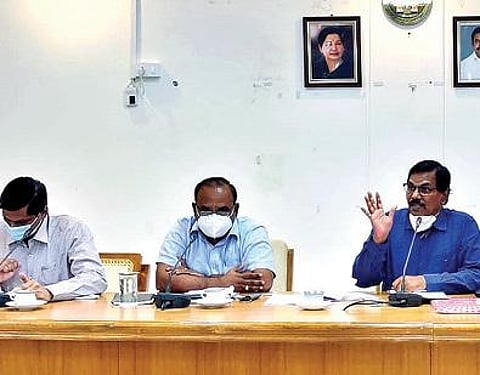 வேலூர் மாவட்ட ஆட்சியர் அலுவலகத்தில் ஆட்சியர் சண்முகசுந்தரம் தலைமையில் தேர்தல் தொடர்பான ஆலோசனை கூட்டம் நேற்று நடைபெற்றது. இதில், மாவட்ட காவல் கண்காணிப்பாளர் செல்வகுமார், மாவட்ட வருவாய் அலுவலர் பார்த்தீபன் உள்ளிட்டோர். அடுத்த படம்: ராணிப்பேட்டை மாவட்ட ஆட்சியர் அலுவலகத்தில் நடைபெற்ற சட்டப்பேரவை தேர்தல் முன்னேற்பாடு தொடர்பான கூட்டத்தில் பேசும் ஆட்சியர் கிளாட்ஸ்டன் புஷ்பராஜ். அருகில், டிஆர்ஓ ஜெயச்சந்திரன் உள்ளிட்டோர்.