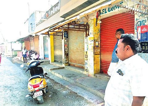 காவேரிப்பாக்கத்தில் நேற்று கடையடைப்பு போராட்டம் காரணமாக வெறிச்சோடி காணப்பட்ட பஜார் தெரு.