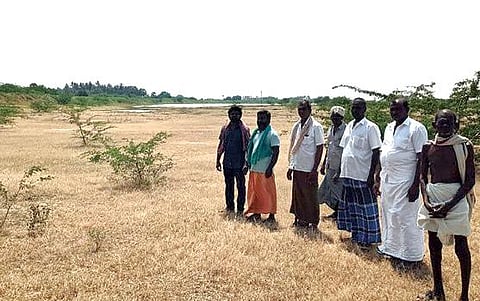 மணிமுத்தாறு அணை தண்ணீர் இன்னும் வந்து சேராததால் செட்டிக்குளம் வறண்டு காணப்படுகிறது.
