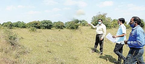 உச்சநீதிமன்ற தீர்ப்பின் அடிப்படையில் அரசுடமையாக்கப்பட்டுள்ள திருவள்ளூர் மாவட்டம் ஊத்துக்கோட்டை வட்டம் வேளகாபுரம் கிராமத்தில் உள்ள சசிகலாவின் உறவினர்களான வி.என். சுதாகரன், ஜெ. இளவரசி ஆகியோருக்கு சொந்தமான சொத்துகளை மாவட்ட ஆட்சியர் பொன்னையா பார்வையிட்டு, ஆய்வு செய்தார்.