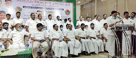 கடலூரில் நடைபெற்ற செயல்வீரர்கள் வீராங்கனைகள் ஆலோசனை கூட்டத்தில் அதிமுக மத்திய மாவட்ட செயலாளரும் தொழில் துறை அமைச்சருமான எம்.சி.சம்பத் பேசினார்.