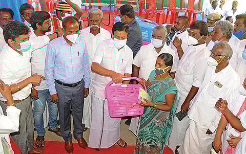 மேல்மலையனூர் அருகே கப்ளாம்பாடி கிராமத்தில் கர்ப்பிணி பெண்களுக்கு ஊட்டச்சத்து பெட்டகத் தினை அமைச்சர் சி.வி. சண்முகம் வழங்கினார்.