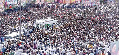 திருப்பூர் மாவட்டம் பல்லடம் பேருந்து நிலையப் பகுதியில் நேற்று நடைபெற்ற தேர்தல் பிரச்சாரத்தில் திரண்டிருந்த மக்களிடையே பேசிய முதல்வர் பழனிசாமி.படம்: ஜெ.மனோகரன்