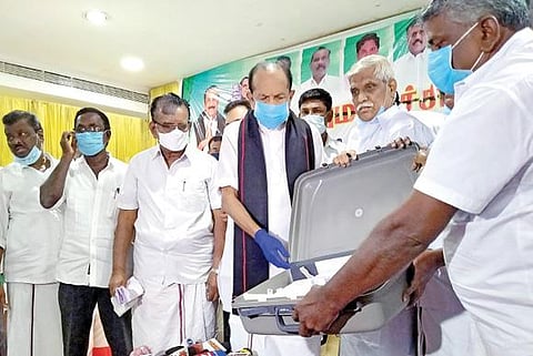 திருநெல்வேலியில் நடைபெற்ற நிகழ்ச்சியில் மதிமுக பொதுச்செயலாளர் வைகோவிடம், கட்சி நிர்வாகிகள் தேர்தல் நிதி வழங்கினர்.