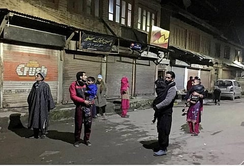 நில அதிர்வு ஏற்பட்டதையடுத்து, ஸ்ரீநகரில் மக்கள் சாலையில் குழந்தைகளுடன் பாதுகாப்பாக நின்ற காட்சி.