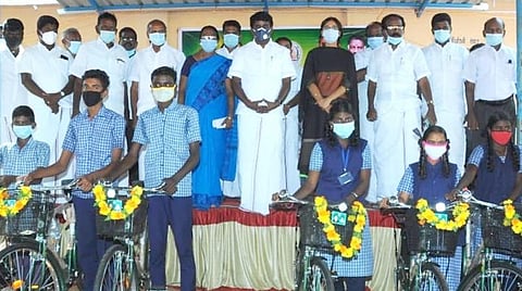 புதுக்கோட்டை மாவட்டம் ராப்பூசல் அரசு மேல்நிலைப் பள்ளி மாணவர்களுக்கு இலவச சைக்கிள் வழங்குகிறார் மாநில மக்கள் நல்வாழ்வுத் துறை அமைச்சர் சி.விஜயபாஸ்கர். உடன் ஆட்சியர் பி.உமா மகேஸ்வரி, மாவட்ட முதன்மைக் கல்வி அலுவலர் த.விஜயலட்சுமி.