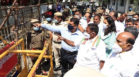 தடுப்புகளை பார்வையிடும் முதல்வர் நாராயணசாமி.