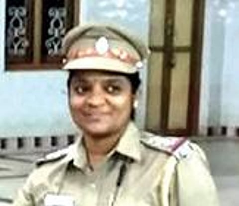 காவல் ஆய்வாளர் புனிதா.