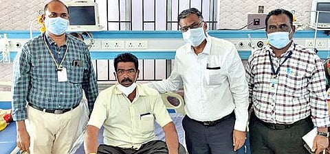 தஞ்சாவூர் மருத்துவக் கல்லூரி மருத்துவமனையில் நேற்று கரோனா தடுப்பூசி போட்டுக்கொண்டு மயக்கமடைந்தவரிடம் உடல்நலம் குறித்து விசாரிக்கும் மருத்துவக் கல்லூரி முதல்வர் மருதுதுரை மற்றும் மருத்துவர்கள்.