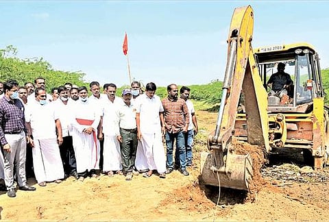 தாமிரபரணியில் தடுப்பணை கட்டுவதற்கு ஆத்தூர் அருகே சேர்ந்தபூமங்கலத்தில் ஜேசிபி இயந்திரம் மூலம் பணிகள் தொடங்கப்பட்டன.