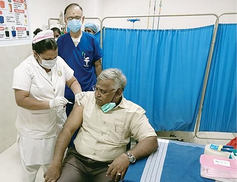 திருநெல்வேலி மருத்துவக் கல்லூரி மருத்துவமனையில் முதல்வர் எம்.ரவிச்சந்திரன் 2-ம் தவணை கரோனா தடுப்பூசி போட்டுக்கொண்டார். படம்: மு.லெட்சுமி அருண்.