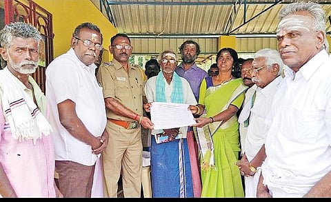 வாராப்பூரில் ஊராட்சி வரவு, செலவு விவரங்களை வழங்கிய ஊராட்சித் தலைவர் மலர்விழி.