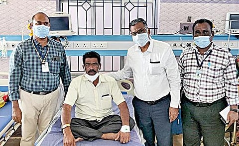 தஞ்சாவூர் மருத்துவக் கல்லூரி மருத்துவமனையில் நேற்று கரோனா தடுப்பூசி போட்டுக்கொண்டு மயக்கமடைந்தவரிடம் உடல்நலம் குறித்து விசாரிக்கும் மருத்துவக் கல்லூரி முதல்வர் மருதுதுரை மற்றும் மருத்துவர்கள்.