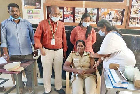 விழுப்புரத்தில் கரோனா தடுப்பூசி போட்டுக் கொள்ளும் பெண் காவல் ஆய்வாளர்.