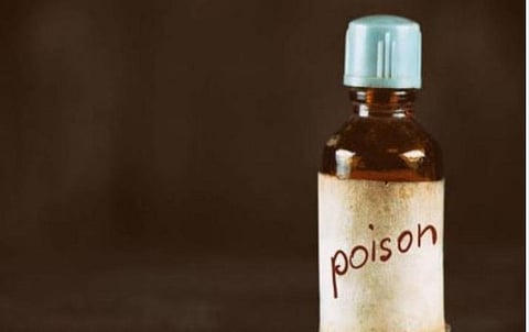 மனைவி இறந்ததால் சோகம் கொருக்குப்பேட்டையில் 2 குழந்தைகளுக்கு விஷம் கொடுத்து தந்தை தற்கொலை