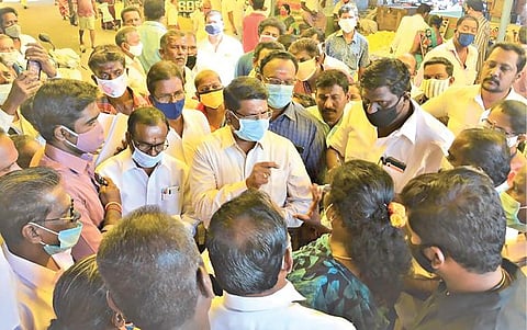 சேலம் வஉசி பூ மார்க்கெட்டில் மாநகராட்சியால் வசூலிக்கப்படும் கடை வாடகை குறித்த விவரத்தை, வியாபாரிகளிடம் கேட்டறிந்த சென்னை உயர் நீதிமன்ற விசாரணை அலுவலர் சுரேஷ். உடன் மாநகராட்சி உதவி ஆணையர் சண்முக வடிவேல்.