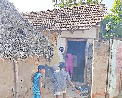 தஞ்சாவூரில் குரங்கிடமிருந்து உயிருடன் மீட்கப்பட்ட குழந்தையுடன் தாய் புவனேஸ்வரி. (அடுத்த படம்) ராஜா- புவனேஸ்வரி தம்பதியின் ஓட்டு வீடு.