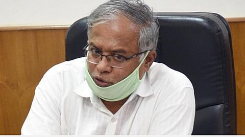 தற்கொலைக்கு முயன்ற மாணவருக்கு தன்னம்பிக்கை ஊட்டிய கல்வி அமைச்சர்: கல்விக் கட்டணம் செலுத்த வற்புறுத்திய பள்ளிக்கு நோட்டீஸ்