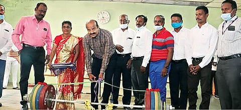 மாநில அளவிலான பளுதூக்கும் போட்டியில் கலந்து கொள்ளும் வீரர்களுக்கான தேர்வு செய்யும் தகுதி போட்டிகளை தொடங்கி வைத்த வேலூர் மாவட்ட ஆட்சியர் சண்முகசுந்தரம்.