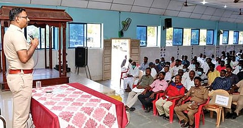 தூத்துக்குடி மாவட்டம் கருங்குளம் கிராமத்தில் நடைபெற்ற கிராம விழிப்புணர்வு கூட்டத்தில் எஸ்பி ஜெயக்குமார் பேசினார்.