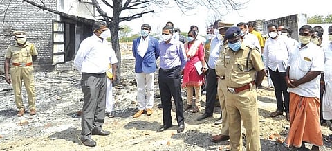 அச்சங்குளத்தில் வெடி விபத்து ஏற்பட்ட பட்டாசு ஆலையைப் பார்வையிட்ட வருவாய் நிர்வாக ஆணையர் பணீந்திரரெட்டி. அருகில் ஆட்சியர் இரா.கண்ணன், மாவட்ட வருவாய் அலுவலர் இரா.மங்கள ராமசுப்பிரமணியன், காவல் கண்காணிப்பாளர் பி.பெருமாள் உள்ளிட்டோர்.