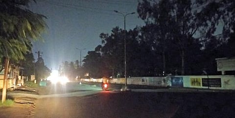 கோவை மாநகரில் அடிக்கடி பழுதாகும் தெரு விளக்குகள்: இரவு நேரங்களில் வாகன ஓட்டுநர்கள் அவதி