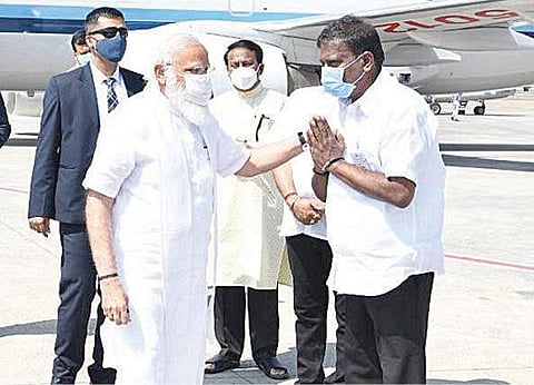 பல்வேறு திட்டங்களை தொடங்கி வைப்பதற்காக நேற்று சென்னை வந்த பிரதமர் நரேந்திர மோடியை, சமீபத்தில் பாஜகவில் இணைந்த கராத்தே தியாகராஜன் சென்னை விமான நிலையத்தில் வரவேற்றார்.