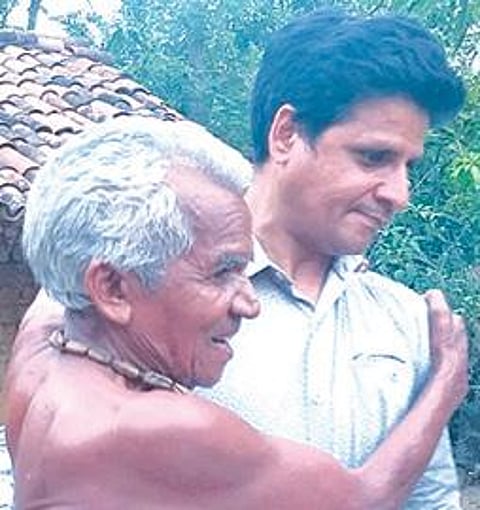 தொழுநோயாளியை சுமந்து செல்லும் மருத்துவர் சங்கர் ராம்சந்தனி