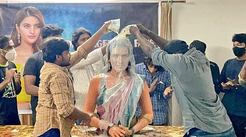 நடிகை நிதி அகர்வாலுக்கு சிலை: பாலாபிஷேகம் செய்த சென்னை ரசிகர்கள்
