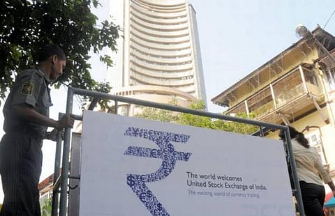 பங்குச்சந்தைகள் புதிய உச்சம்: முதன்முறையாக 52 ஆயிரம் புள்ளிகளை கடந்தது