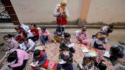 எகிப்தில் பெருந்தொற்று நெருக்கடி: ஆசிரியராக மாறிய 12 வயதுச் சிறுமி