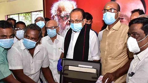 நிதியை பெற்றுக் கொண்ட வைகோ. அருகில் அவைத் தலைவர் திருப்பூர் துரைசாமி உள்ளிட்டோர் உள்ளனர். படம்: ஜெ.மனோகரன்