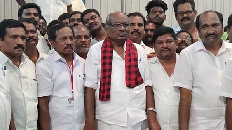 பெரியகுளம் ஊராட்சி ஒன்றியத் தலைவராக வெற்றி பெற்ற திமுக.கவுன்சிலர் தங்கவேலுவிற்கு திமுக.நிர்வாகிகள் வாழ்த்து தெரிவித்தனர்.