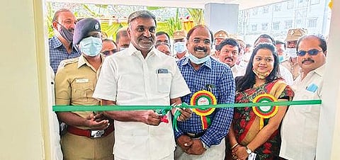 திருப்பத்தூர் மாவட்ட ஆட்சியர் அலுவலகத்தில் கட்டப்பட்ட புதிய கூட்டரங்கை அமைச்சர் கே.சி.வீரமணி நேற்று திறந்து வைத்தார். அருகில், ஆட்சியர் சிவன் அருள், எஸ்.பி., டாக்டர். விஜயகுமார் உள்ளிட்டோர்.