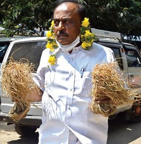 தூத்துக்குடி மாவட்டம் சிங்கத்தாகுறிச்சி கூட்டுறவு வங்கியில் பயிர்க் கடன் தள்ளுபடி அறிவிப்பில் மோசடி நடைபெற்றுள்ளதாக கூறி ஆட்சியரிடம் மனு அளிக்க வந்த தமிழ்நாடு விவசாயிகள் சங்கத்தினர். (அடுத்த படம்) வெள்ளத்தால் சேதமடைந்த பயிர்களுக்கு நிவாரணம் கோரி நூதன முறையில் மனு அளிக்க வந்த சமூக ஆர்வலர் தொண்டன் சுப்பிரமணி. படங்கள்: என்.ராஜேஷ்