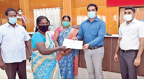 தூத்துக்குடி மாவட்ட ஆட்சியர் அலுவலகத்தில் நடைபெற்ற நிகழ்ச்சியில் பயனாளிகளுக்கு நலத்திட்ட உதவிகளை மாவட்ட ஆட்சியர் கி.செந்தில்ராஜ் வழங்கினார். படம்: என்.ராஜேஷ்