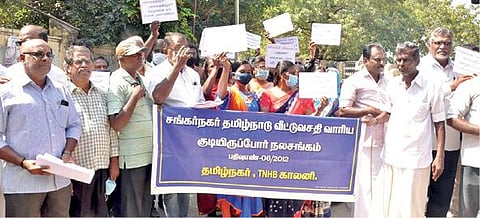 அடிப்படை வசதிகள் கோரி, திருநெல்வேலி ஆட்சியர் அலுவலகத்தில் மனு அளிக்க வந்த, சங்கர்நகர் வீட்டுவசதி வாரிய குடியிருப்போர் நலச்சங்கத்தினர். படம்: மு.லெட்சுமி அருண்.