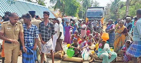 காட்டுமன்னார்கோவில் அருகே மேலப்பழஞ்சநல்லூரில் குடிநீர் கேட்டு மக்கள் சாலை மறியல் போராட்டத்தில் ஈடுபட்டனர்.