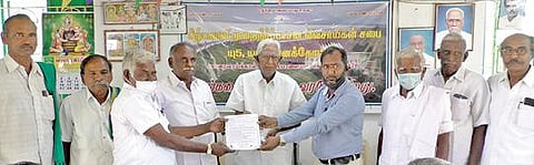 கோபியை அடுத்த குள்ளம்பாளையத்தில் நடந்த கீழ்பவானி முறைநீர் பாசனசபைக் கூட்டத்தில் மழைநீர் சேமிப்பு குறித்த கையேடு வெளியிடப்பட்டது.