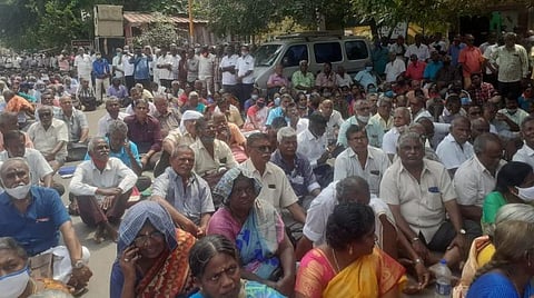 கரூர் வட்டாட்சியர் அலுவலகம் முன் நடந்த பெருந்திரள் முறையீட்டில் பங்கேற்ற போக்குவரத்துக் கழக ஓய்வூதியதாரர்கள்.