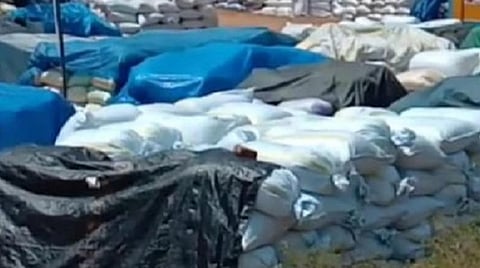 மானாமதுரை அருகே அரசு கொள்முதல் நிலையம் திறக்காததால் 3 ஆயிரம் நெல் மூடைகளுடன் 20 நாட்களாக காத்திருக்கும் விவசாயிகள்