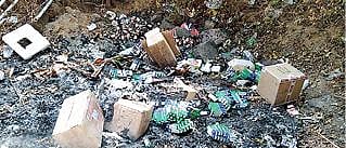 ஆண்டியப்பனூர் மேம்படுத்தப்பட்ட அரசு ஆரம்ப சுகாதார நிலைய வளாகத்தில் காலாவதியான மருந்து, மாத்திரைகள் தீ வைத்து எரிக்கப் பட்டுள்ளன.