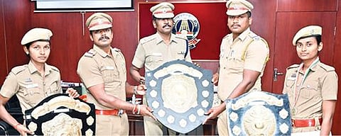 காவல் துறையினருக்கான துப்பாக்கி சுடும் போட்டியில் சிறப்பிடம் பிடித்து பதக்கம், கேடயங்களை பெற்ற காவலர்களை பாராட்டிய எஸ்.பி., செல்வகுமார்.