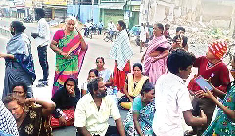 திருப்பத்தூர் மாவட்ட ஆட்சியர் அலுவலகம் முன்பாக நேற்று சாலை மறியலில் ஈடுபட்ட வானவராயனின் உறவினர்கள்.