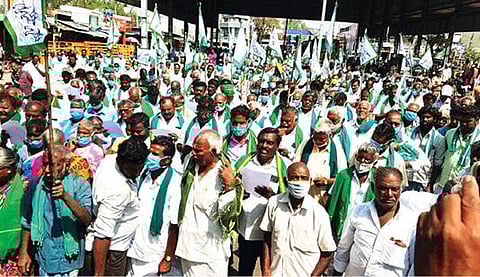 ராணிப்பேட்டை முத்துக்கடை பேருந்து நிலையம் அருகே நேற்று நடைபெற்ற ஆர்ப்பாட்டத்தில் பங்கேற்ற விவசாயிகள்.