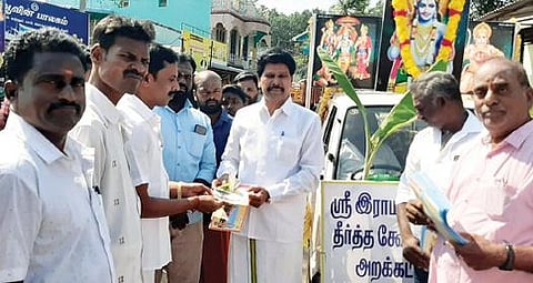 ராமர் கோயில் கட்டுவதற்காக, சேத்துப்பட்டு அருகே நிதி திரட்டும் பணியை தொடங்கி வைத்த பாஜக ஓபிசி அணி மாநில துணை தலைவர் ஏழுமலை.