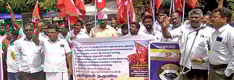 பெட்ரோல், டீசல் விலை உயர்வைக் கண்டித்து, திருநெல்வேலியில் சாலை போக்குவரத்து மோட்டார் தொழிலாளர்கள் சங்கம் சார்பில் ஆர்ப்பாட்டம் நடைபெற்றது. படம்: மு. லெட்சுமி அருண்